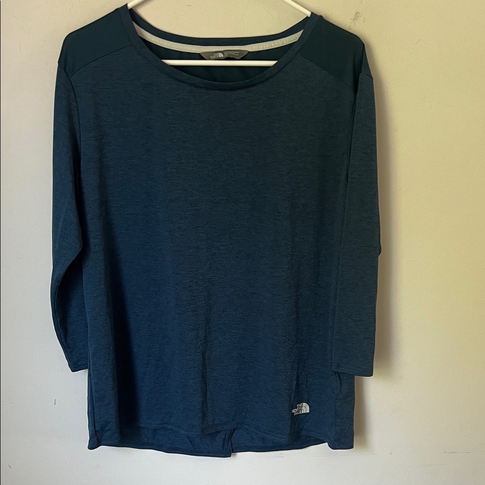 The North Face Women’s 3/4 sleeve navy vented split back shirt, size large 🗝️